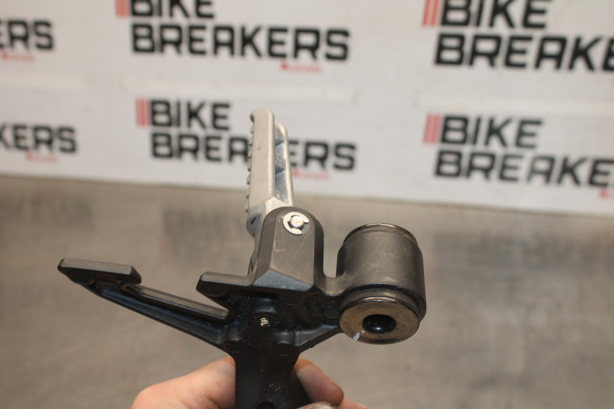 25 KAWASAKI Z900 RIGHT REAR BACK PASSENGER PEG BB928