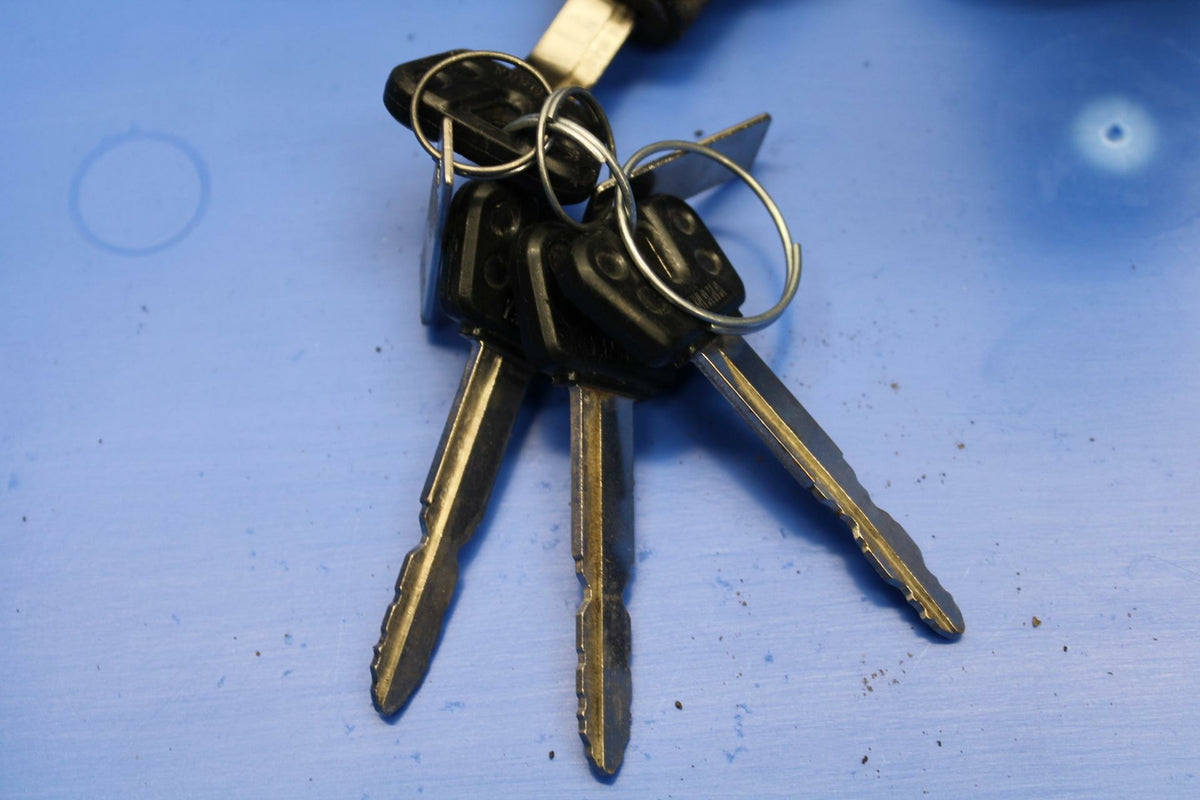 02-03 YAMAHA V STAR 1100 IGNITION LOCK KEY SET W/ GAS CAP AND SEAT LOCK BB308