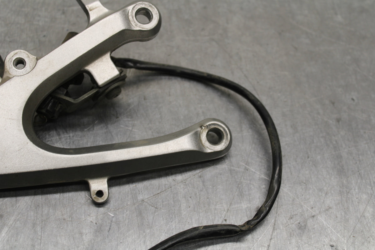 04-05 YAMAHA YZF R1 RIGHT REARSET REAR SET DRIVER FOOT PEG BRACKET MOUNT BB131