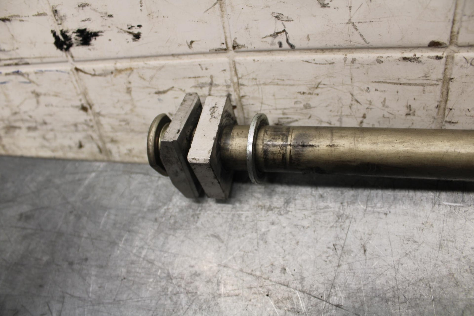 2009 Kawasaki Ninja ZX6R ZX600R REAR AXLE BACK WHEEL RIM PIVOT BOLT AXEL BB548