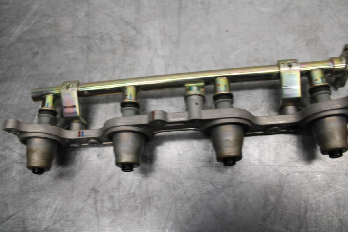 05-06 HONDA CBR600RR SECONDARY FUEL INJECTORS TOP AIRBOX GAS RAIL BB479