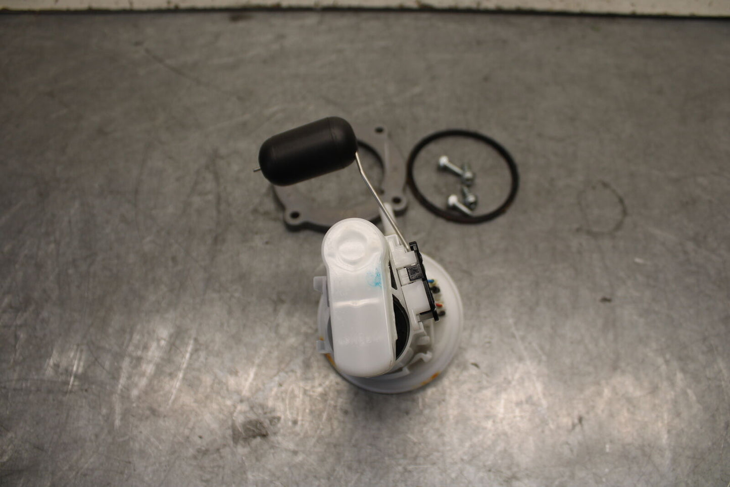 22-24 YAMAHA XSR900 FUEL PUMP GAS PETROL SENDER UNIT  BB683