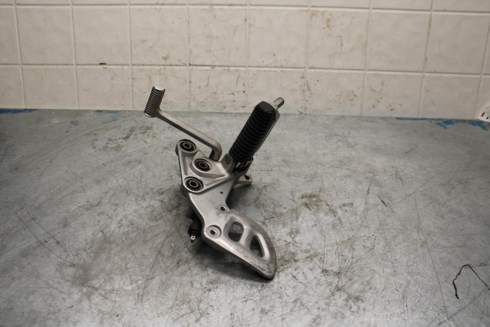 99-07 SUZUKI HAYABUSA GSX1300R RIGHT REARSET REAR SET DRIVER FOOT PEG REST BB426