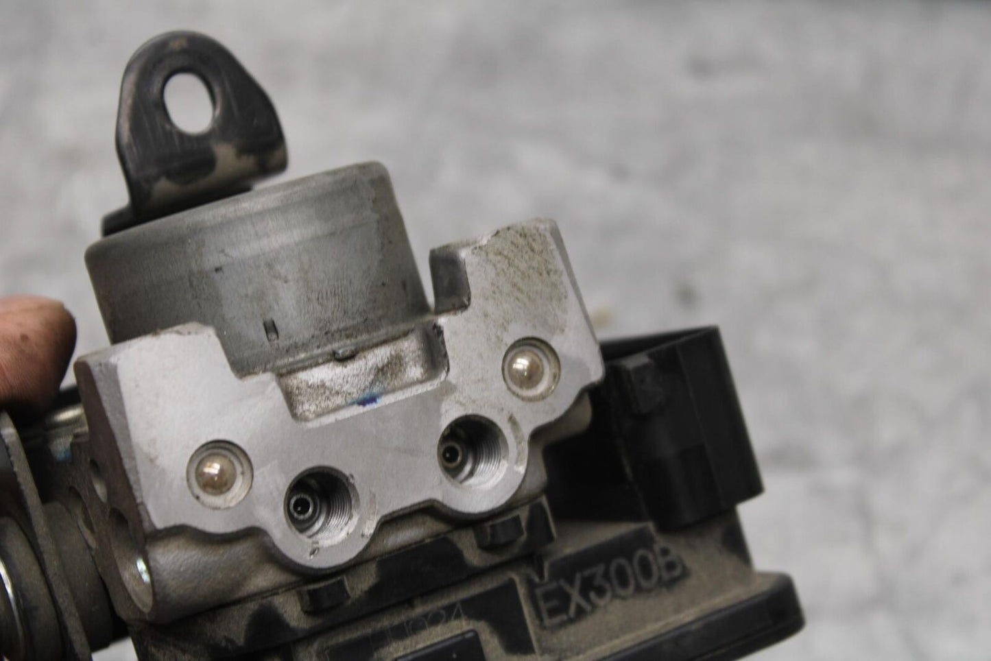 15-16 KAWASAKI EX300 ABS PUMP UNIT MODULE BB635