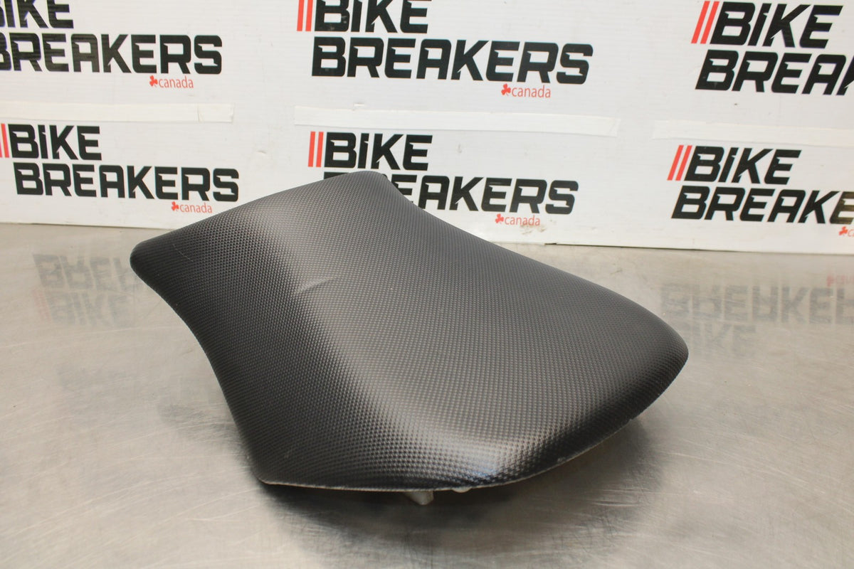 05-06 KAWASAKI NINJA ZX6R FRONT DRIVERS SEAT PAD SADDLE PILLION BB877