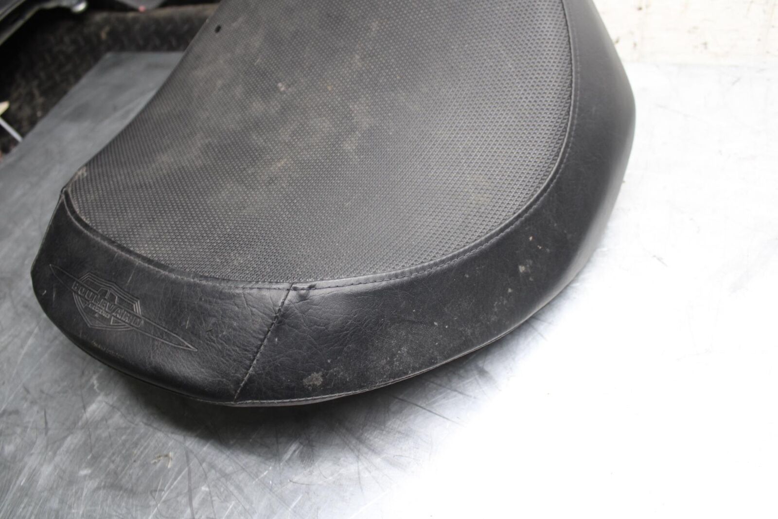 06-09 SUZUKI M109R BOULAVARD FRONT DRIVERS SEAT BB501
