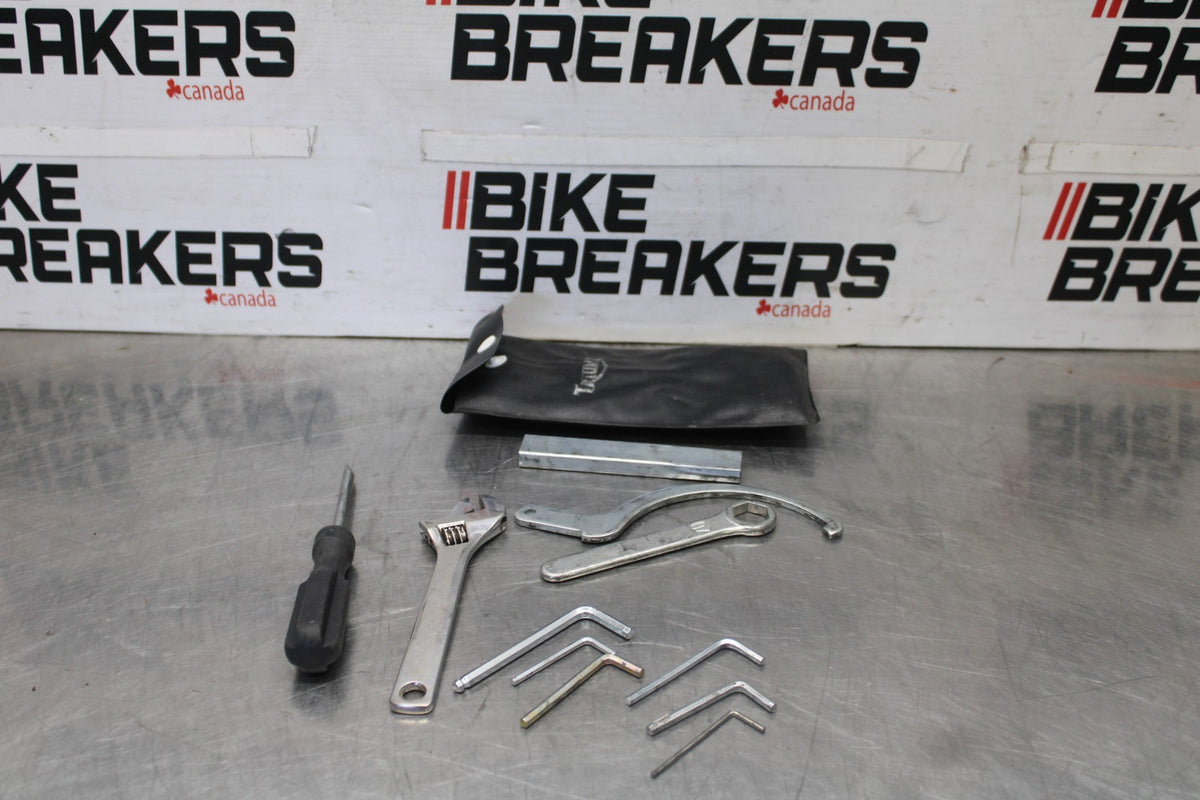 05-08 TRIUMPH SPEED TRIPLE 1050 STOCK TOOLS OEM TOOL BAG KIT SET BB933