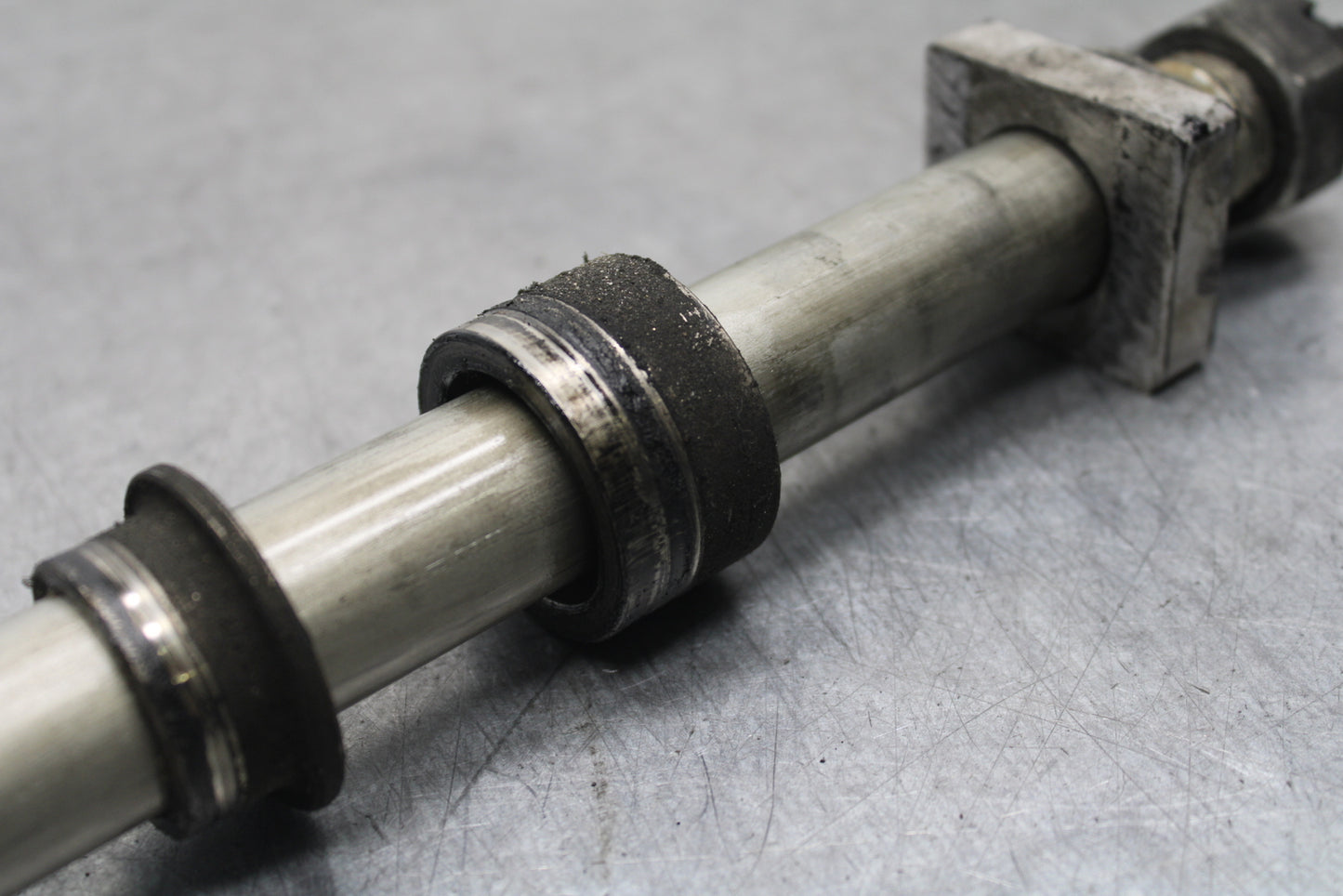 09-12 KAWASAKI NINJA ZX6R REAR AXLE BACK WHEEL RIM BOLT AXEL 41068-0035  BB698