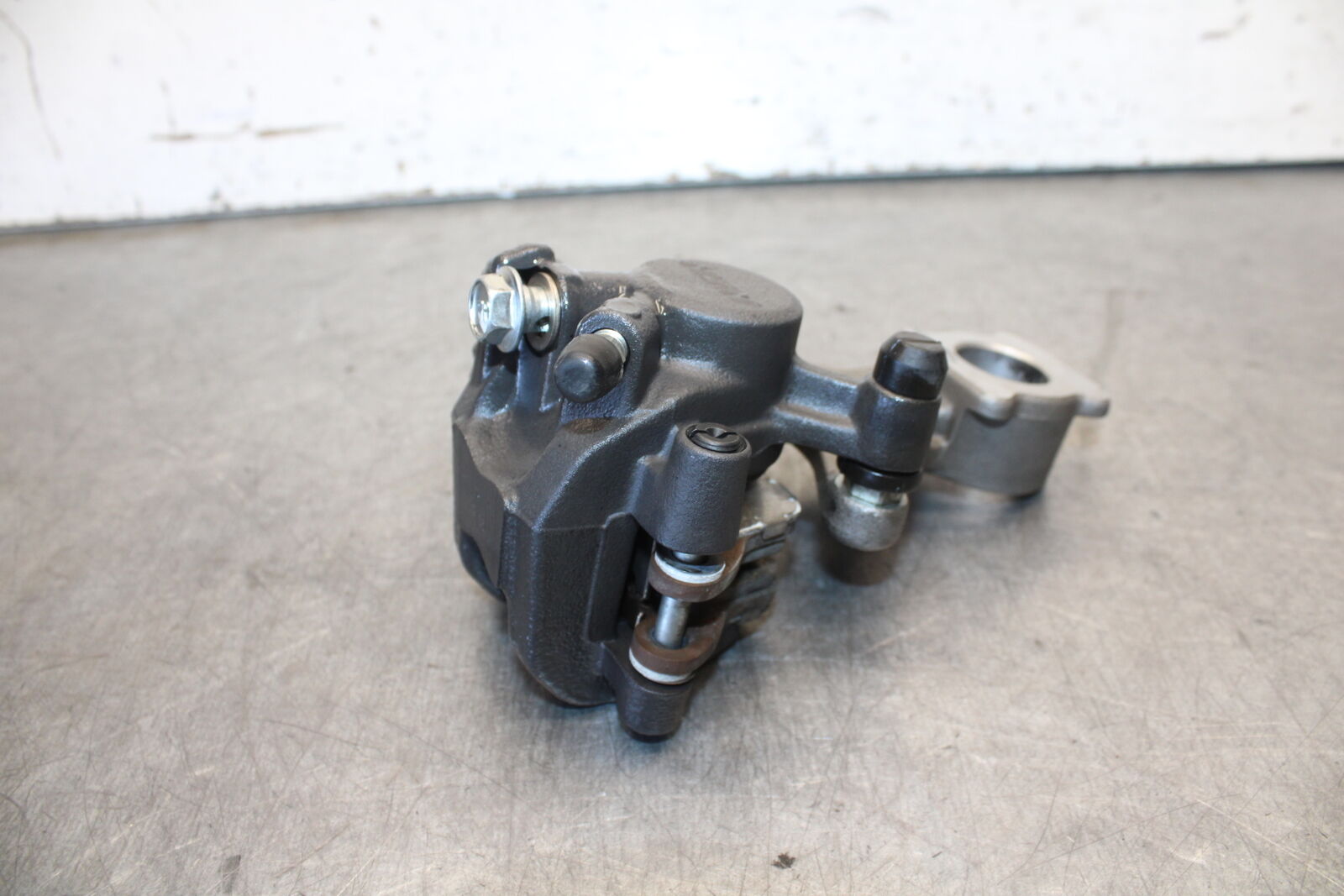 11-24 SUZUKI GSXR750 REAR BACK BRAKE CALIPER W MOUNT BRACKET BB687