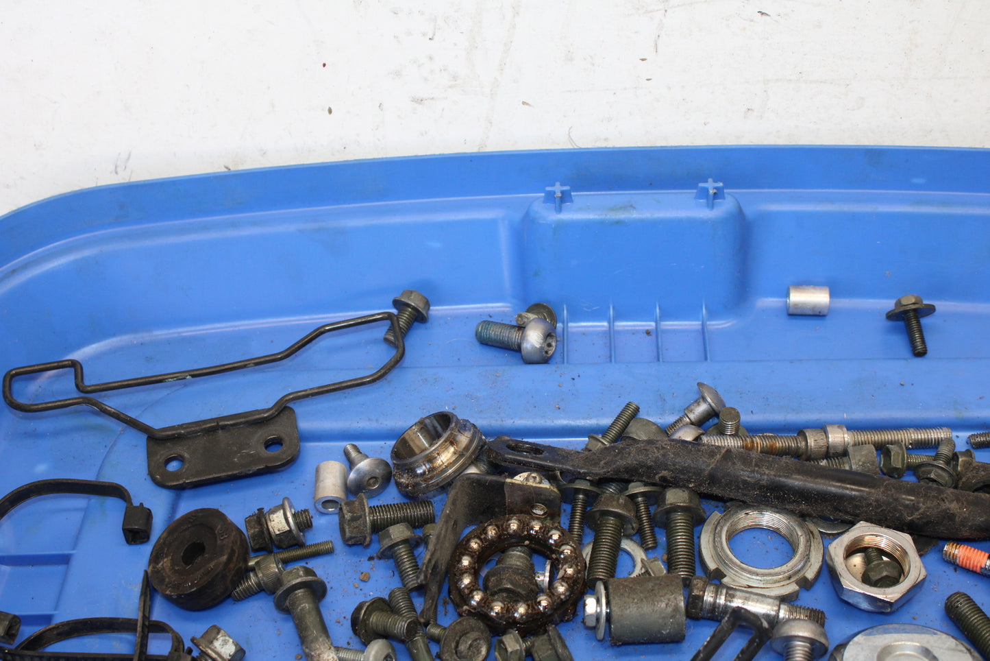 04 SUZUKI INTRUDER 800 MOUNTING BOLTS HARDWARE MOTOR SCREWS BB758