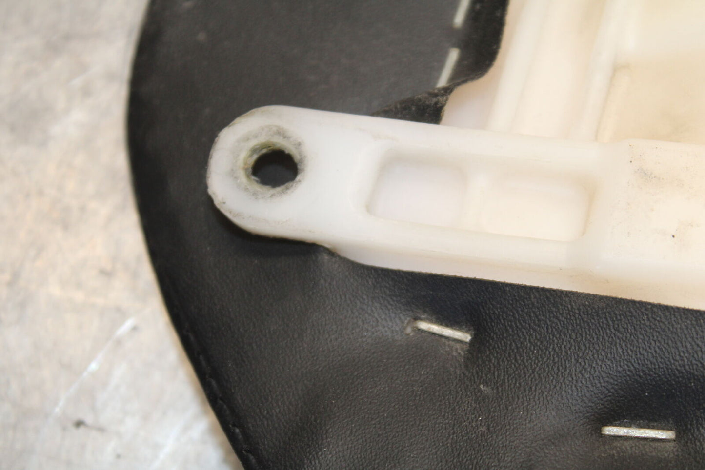 05-06 HONDA CBR600RR FRONT DRIVERS SEAT PAD SADDLE PILLION 77100-MEE-D00  BB689