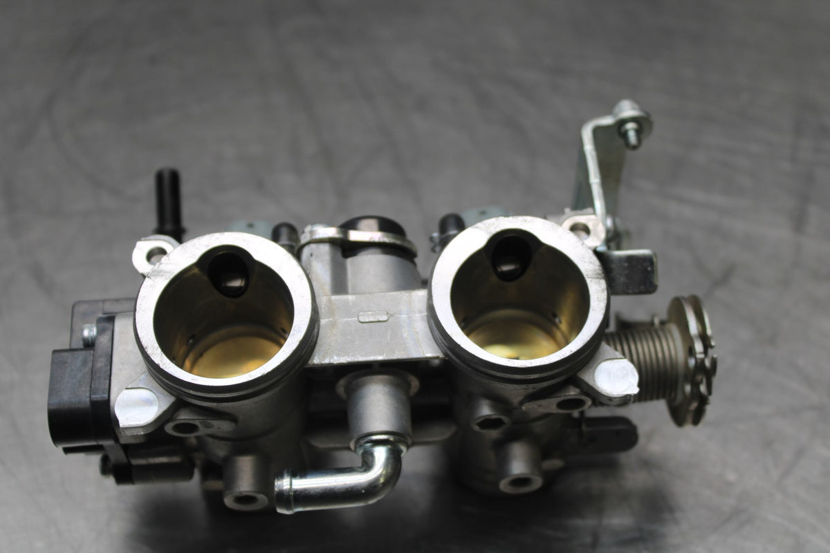 23 YAMAHA YZF R3 MAIN FUEL INJECTORS / THROTTLE BODIES BB806