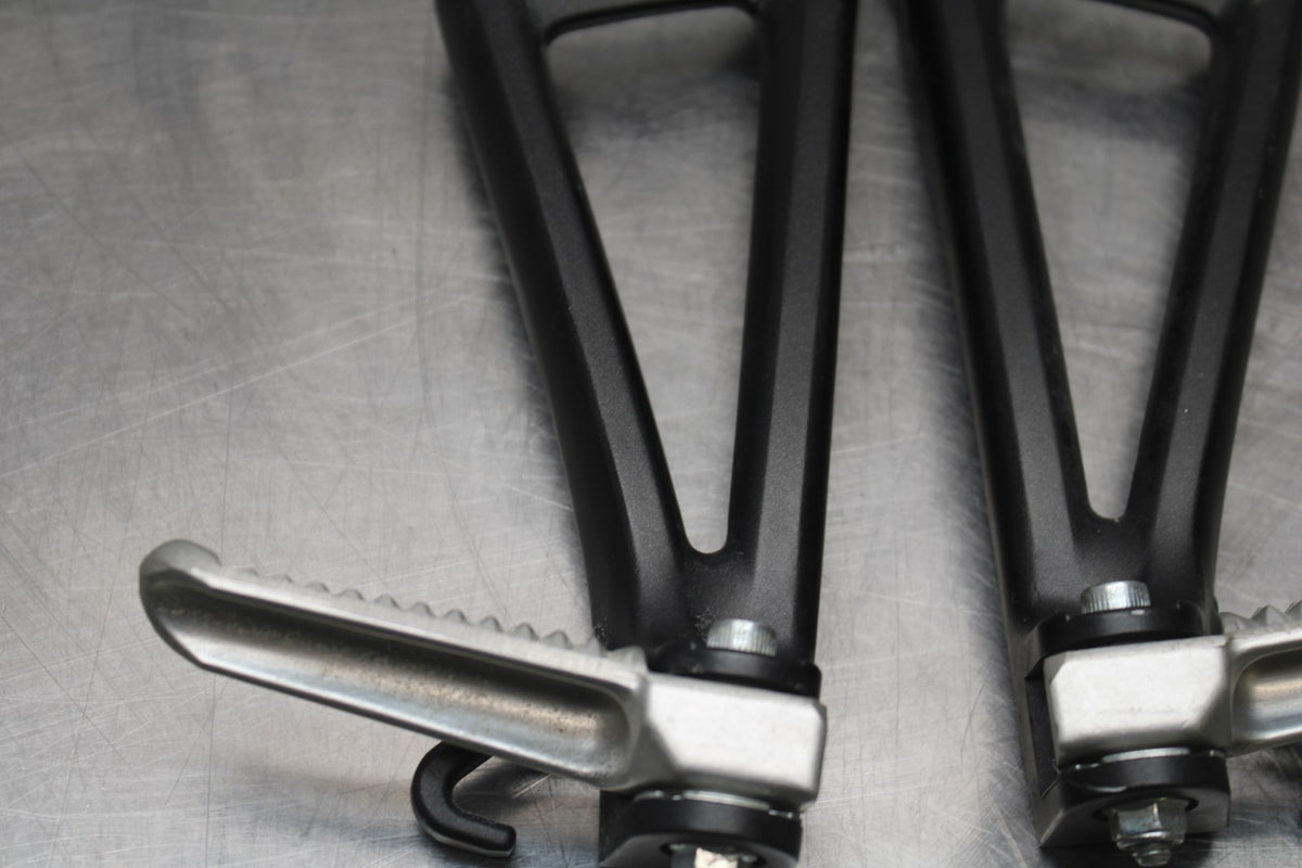 08-16 YAMAHA YZF R6 REAR BACK PASSENGER PEG SET PAIR BB856