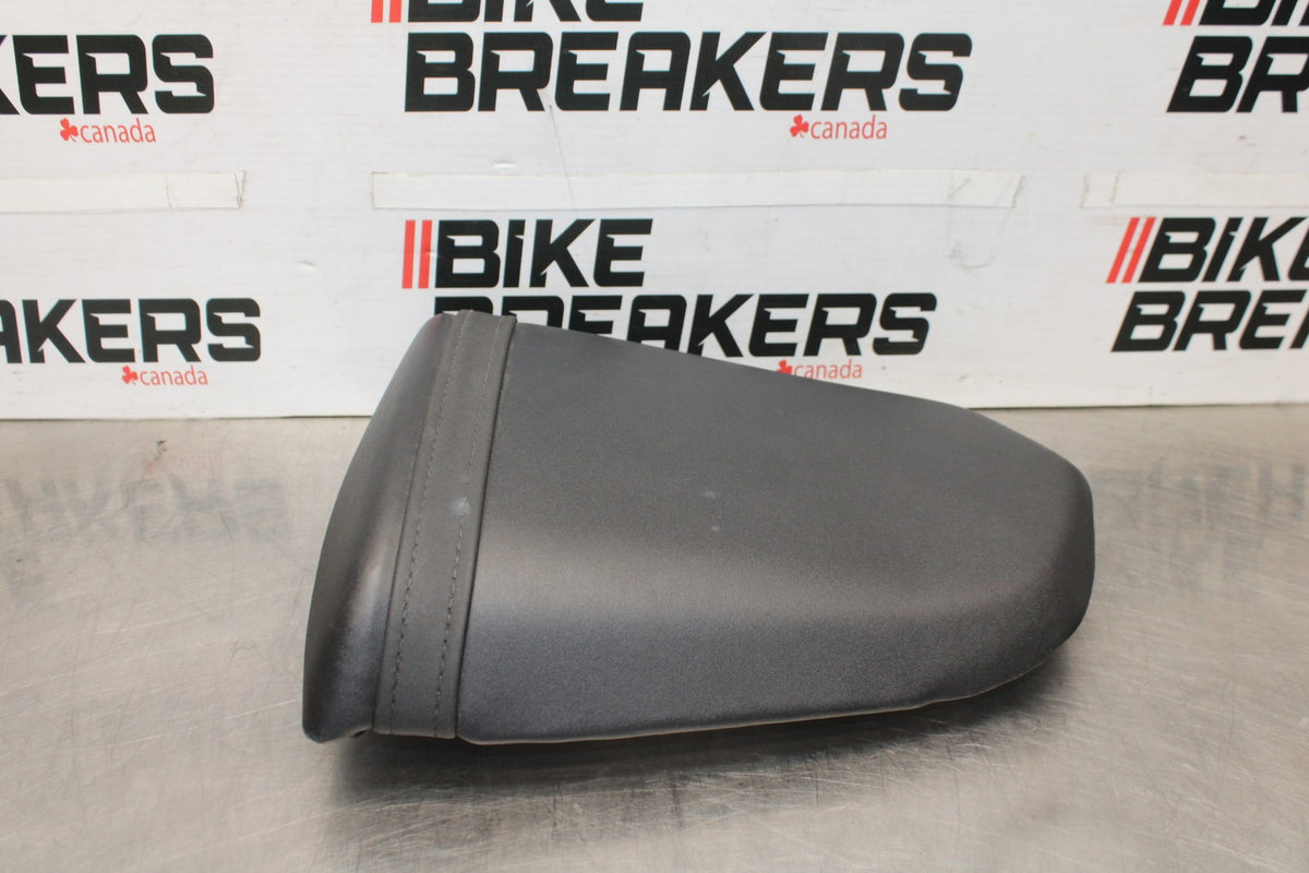05 SUZUKI GSXR600 REAR BACK PASSENGER TANDEM SEAT PAD SADDLE PILLION BB329