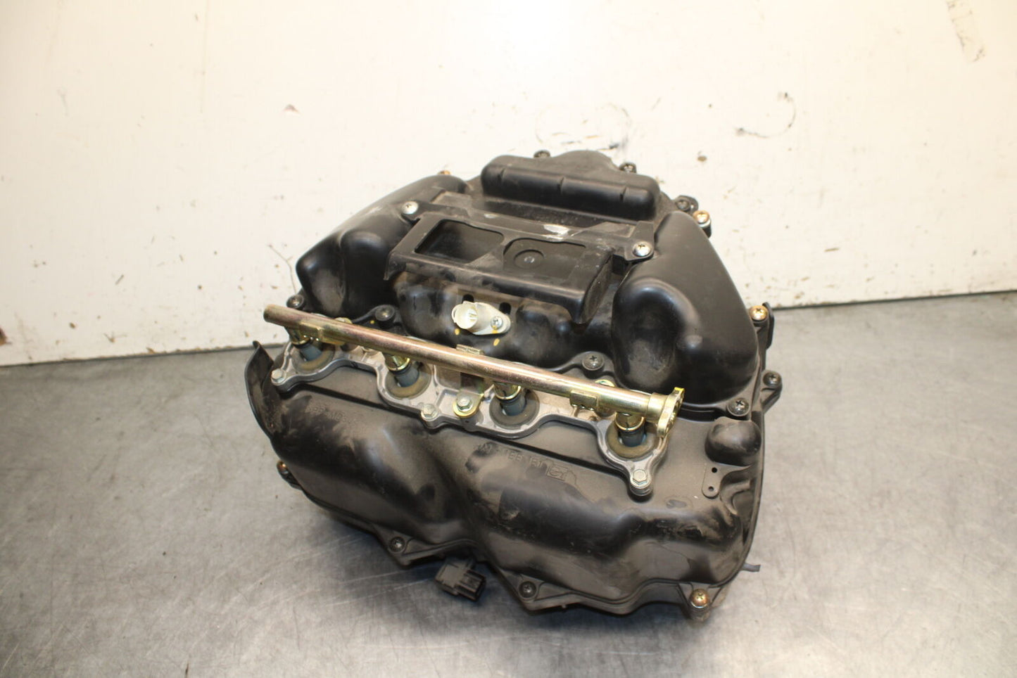 05-06 HONDA CBR600RR AIRBOX AIR INTAKE FILTER BOX W TOP RAIL INJECTORS BB727