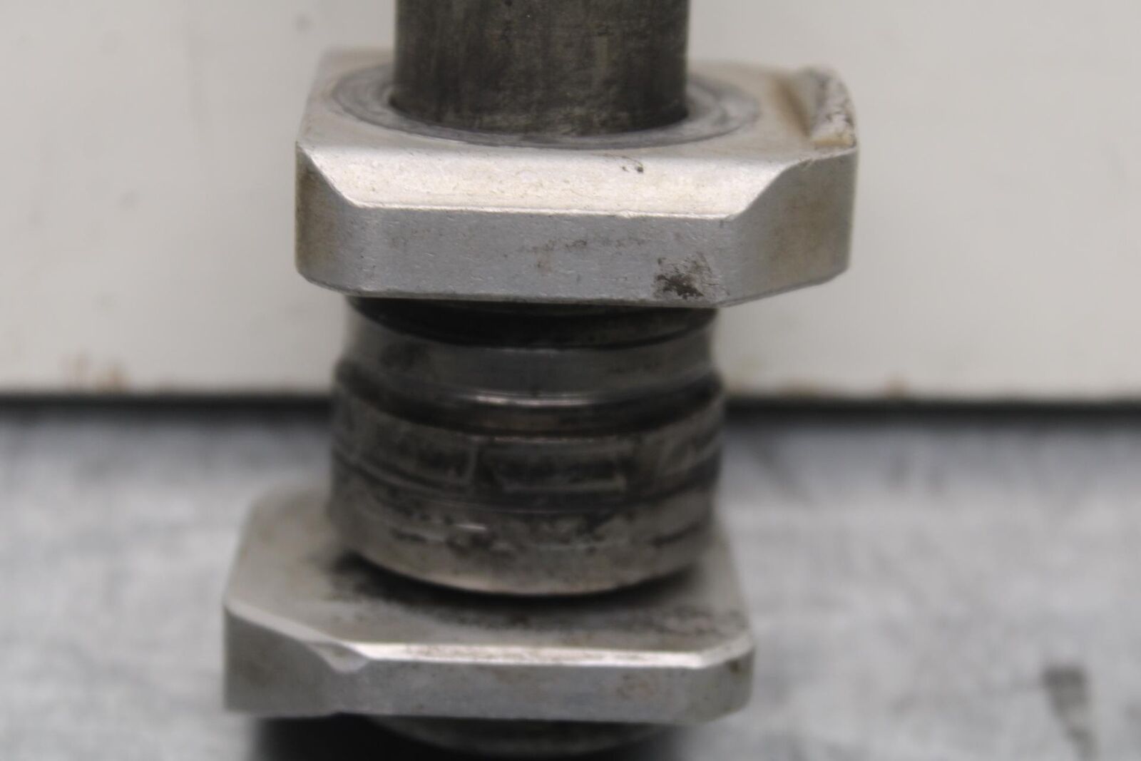 2007 Suzuki GSXR1000 REAR AXLE BACK WHEEL RIM PIVOT BOLT AXEL 64711-33E20 BB83