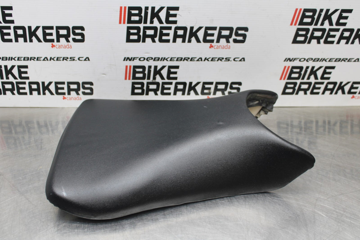 03-05 YAMAHA YZF R6  FRONT DRIVERS SEAT PAD SADDLE PILLION BB793