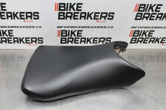 03-05 YAMAHA YZF R6  FRONT DRIVERS SEAT PAD SADDLE PILLION BB793