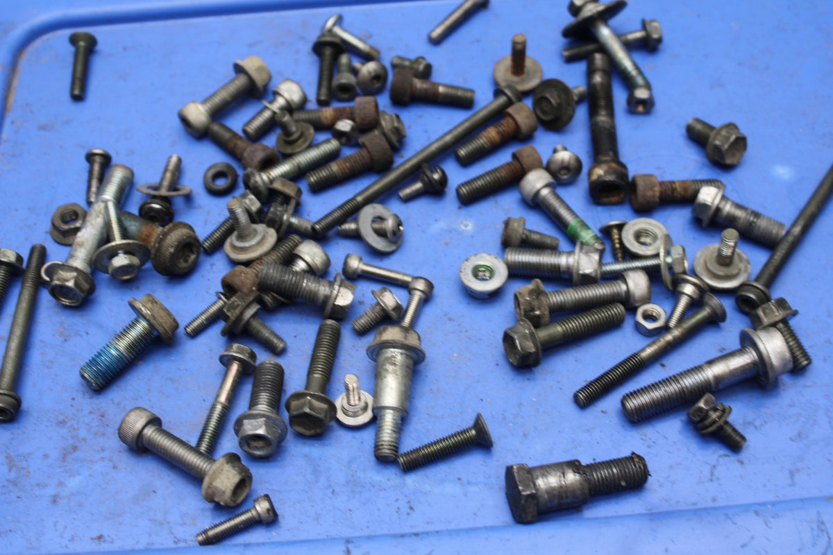 00 SUZUKI GSXR750 BOLTS HARDWARE MOTOR SCREWS BB820
