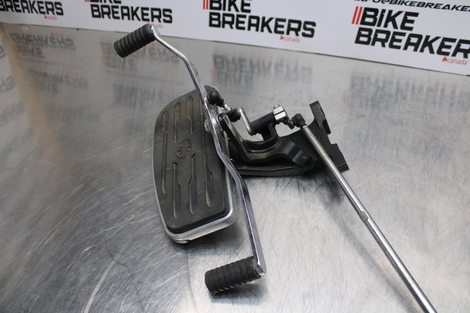 09 YAMAHA ROYAL STAR XVZ1300TF VENTURE LEFT FRONT FOOT REST PEG STEP BB151