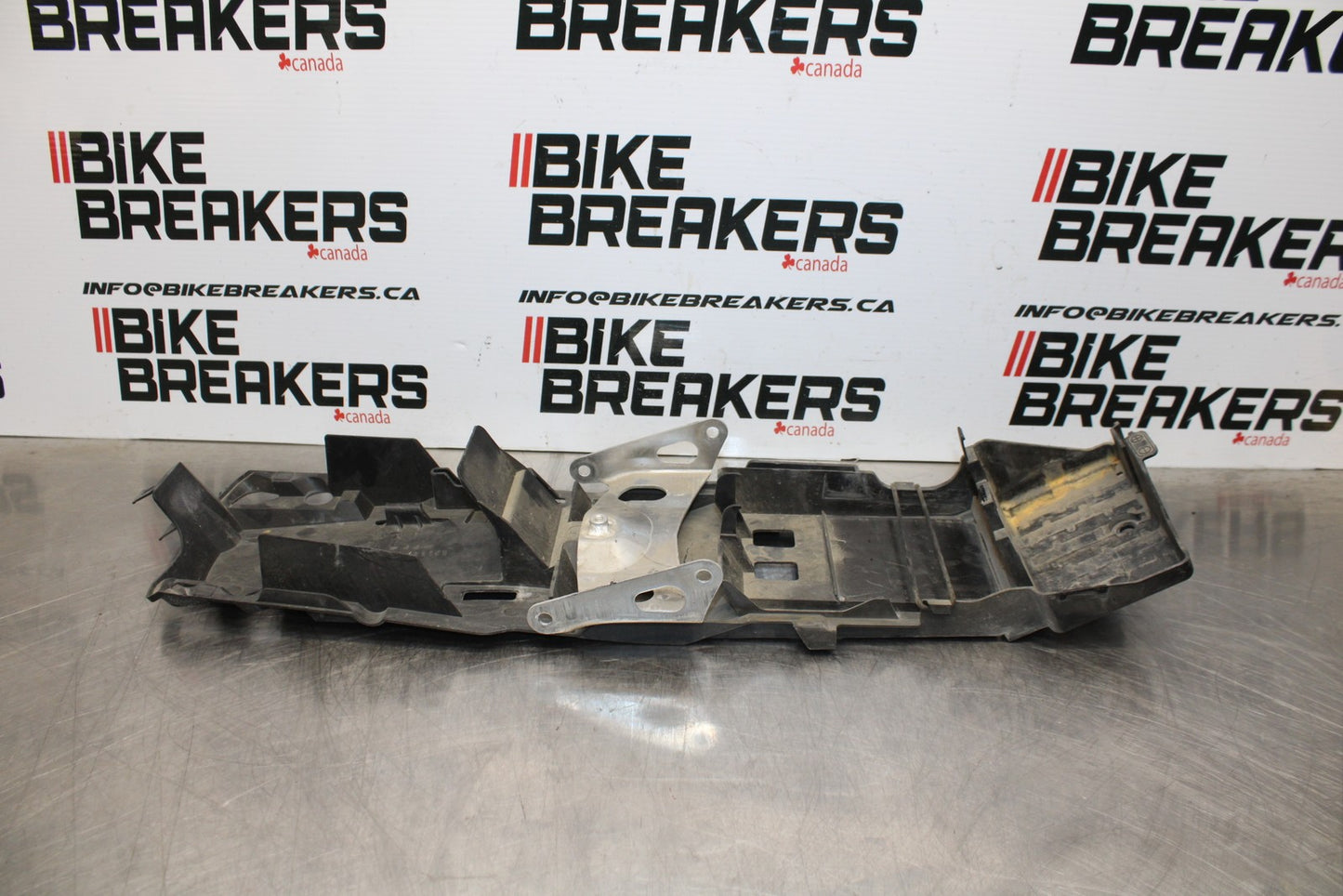 06-07 SUZUKI GSXR 600 REAR BACK TAIL UNDERTAIL BATTERY TRAY PLASTIC BB178