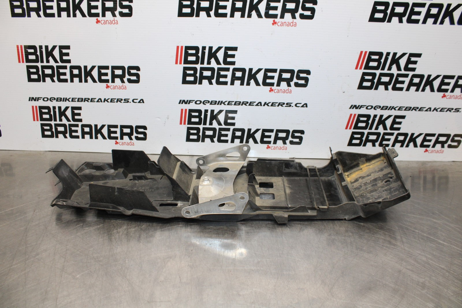 06-07 SUZUKI GSXR 600 REAR BACK TAIL UNDERTAIL BATTERY TRAY PLASTIC BB178