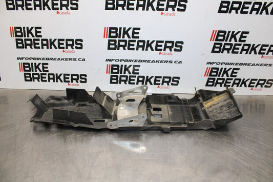 06-07 SUZUKI GSXR 600 REAR BACK TAIL UNDERTAIL BATTERY TRAY PLASTIC BB178