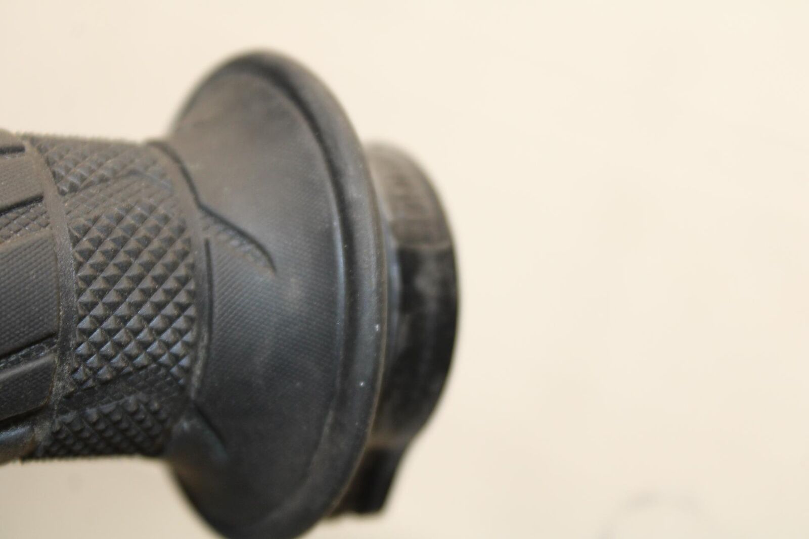 2017 Suzuki GSXR600 RIGHT THROTTLE GRIP 57110-21H02 BB598