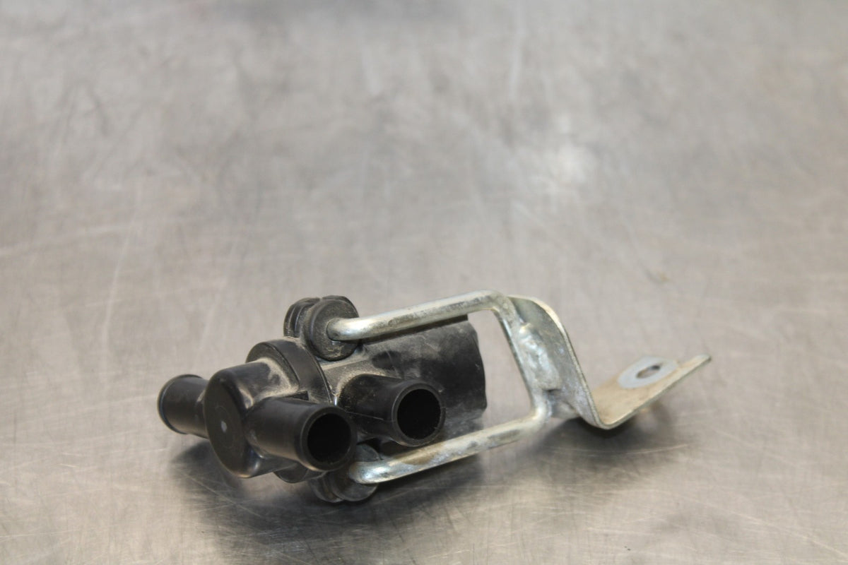 18 SUZUKI GSXR750 AIR VALVE SOLENOID TOP ENGINE SWITCH SENSOR BB891