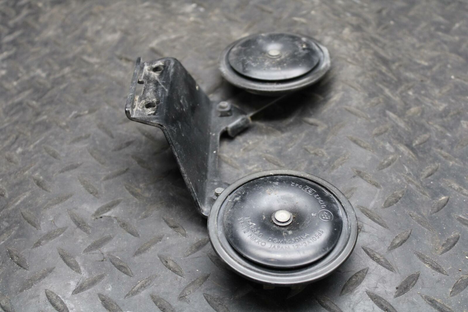 05-06 KAWASAKI VULCAN 1500 VN1500 CLASSIC HORN SIGNAL BRACKET BB220