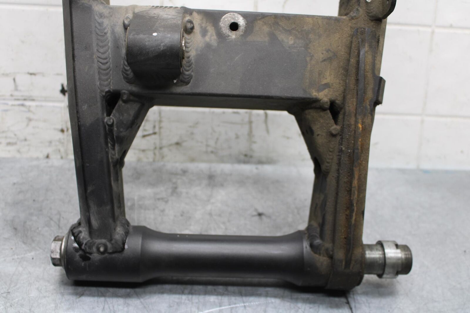 17 KAWASAKI Z900 ZR900 REAR SWINGARM BACK SUSPENSION 33001-0666-18R  BB549