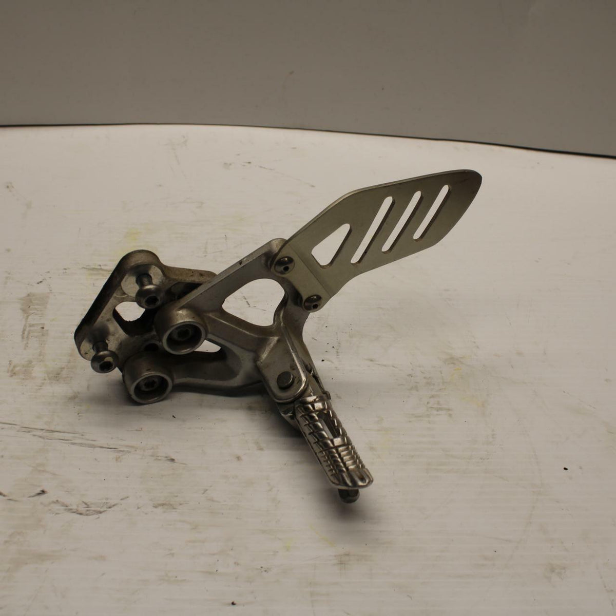 06-07 SUZUKI GSXR600 LEFT REARSET REAR SET DRIVER FOOT PEG BRACKET MOUNT BB245