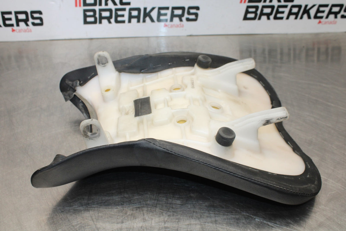 06-07 SUZUKI GSXR 600 FRONT DRIVERS SEAT PAD SADDLE PILLION BB178