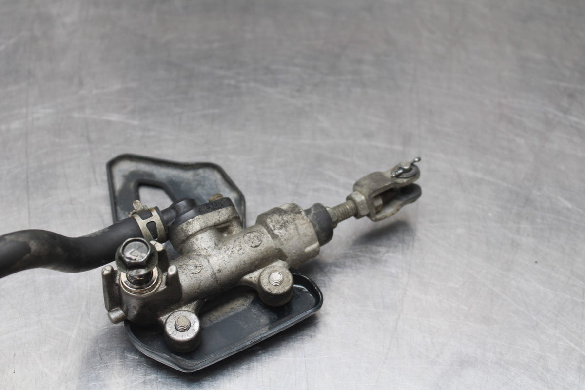 00 SUZUKI GSXR750 REAR BACK BRAKE MASTER CYLINDER W RESERVOIR BB820