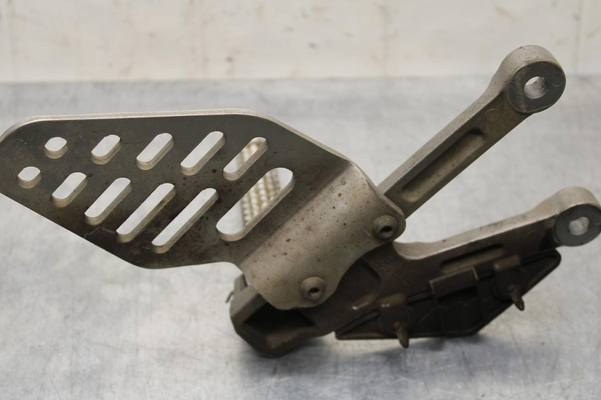 2007 Yamaha YZF R6 LEFT REARSET FOOT PEG W SHIFTER 2C0-18115-00-00 BB590