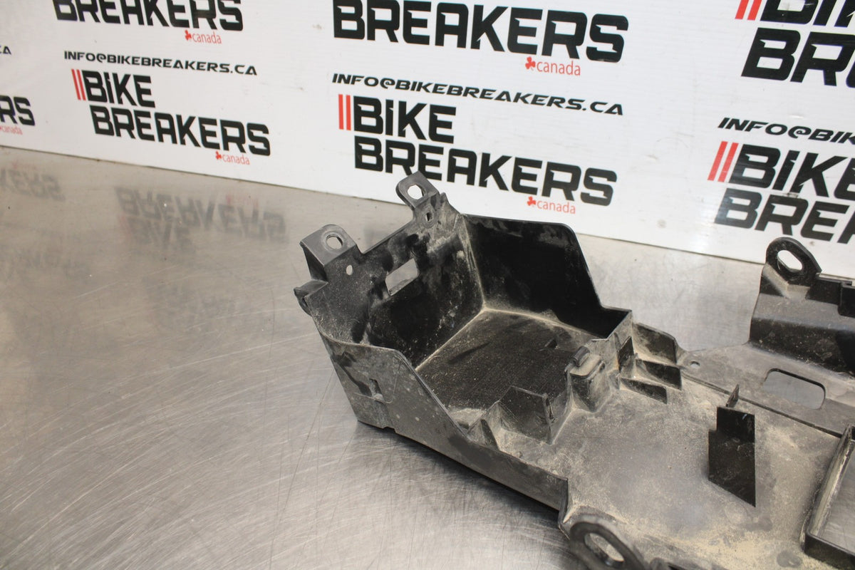 23 YAMAHA YZF R3 REAR BACK TAIL UNDERTAIL BATTERY TRAY PLASTIC BB806