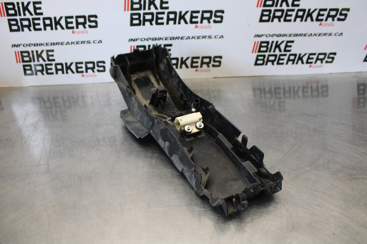 22-25 YAMAHA YZF R7 REAR BACK TAIL UNDERTAIL BATTERY TRAY PLASTIC BB176