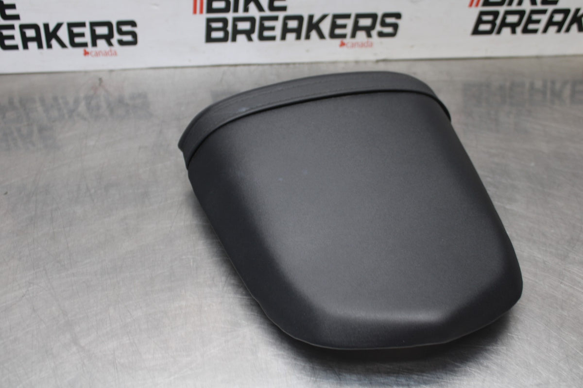 05 SUZUKI GSXR600 REAR BACK PASSENGER TANDEM SEAT PAD SADDLE PILLION BB329