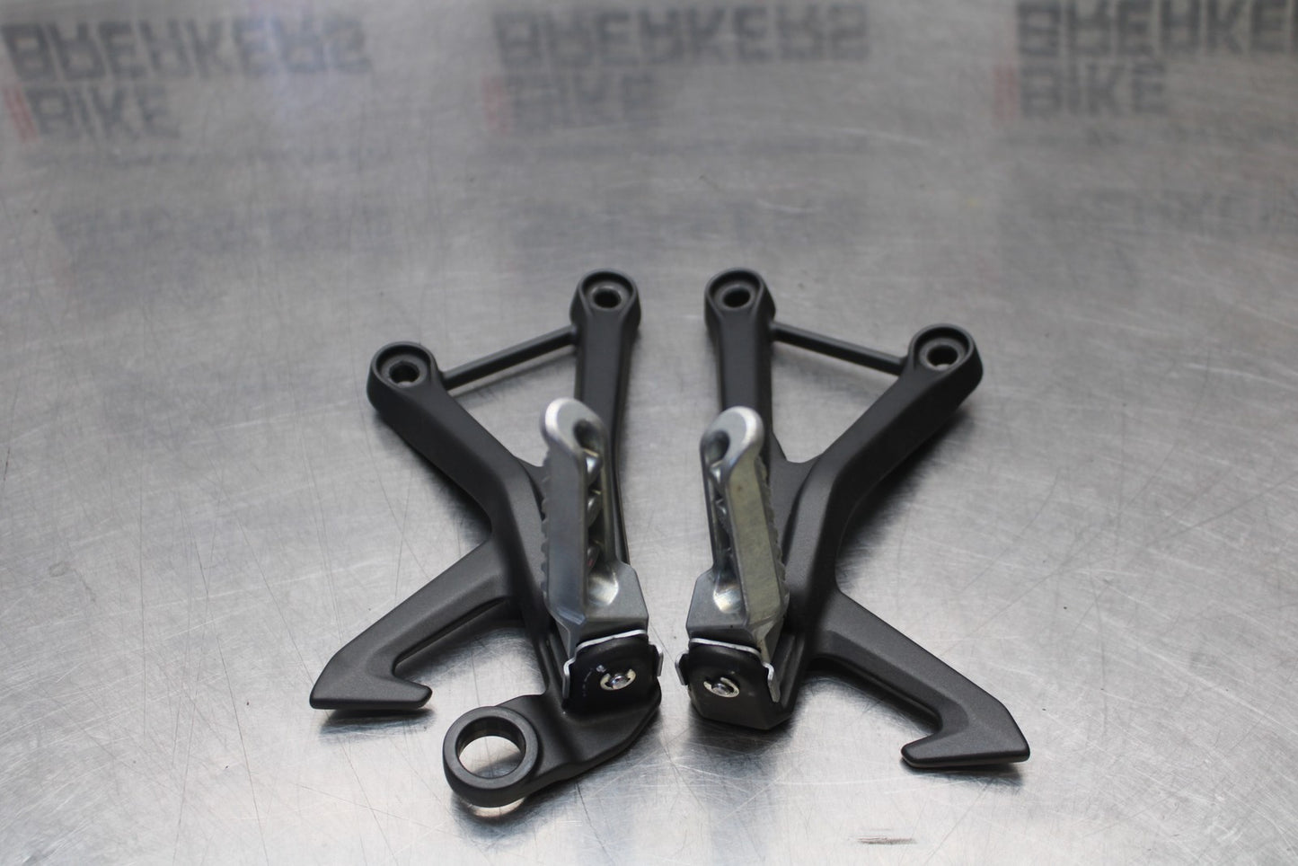 24-25 KAWASAKI NINJA ZX4R REAR BACK PASSENGER PEG SET PAIR BB610