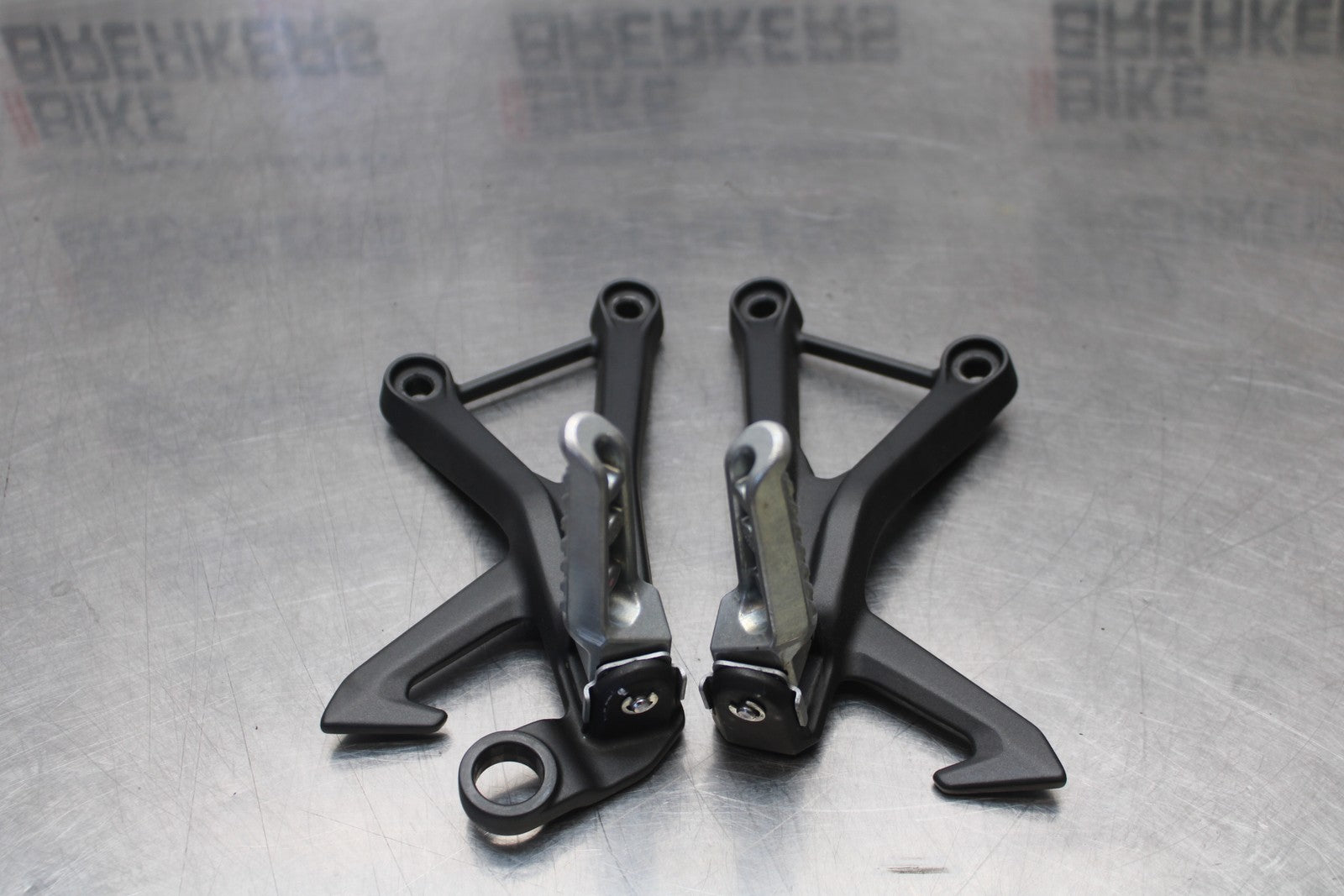 24-25 KAWASAKI NINJA ZX4R REAR BACK PASSENGER PEG SET PAIR BB610