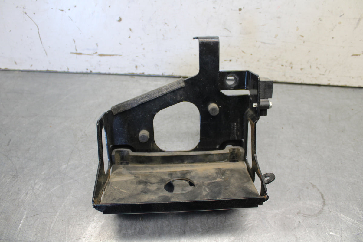 04-16 HARLEY-DAVIDSON SPORTSTER 883 BATTERY TRAY BOX HOLDER BB680 