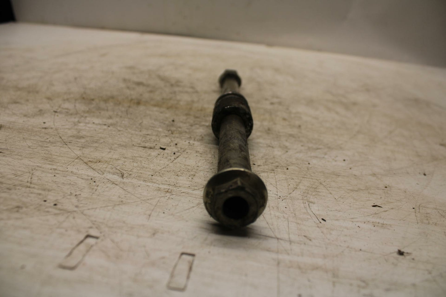 06-21 KAWASAKI VULCAN 900 REAR AXLE BACK WHEEL RIM PIVOT BOLT AXEL BB363