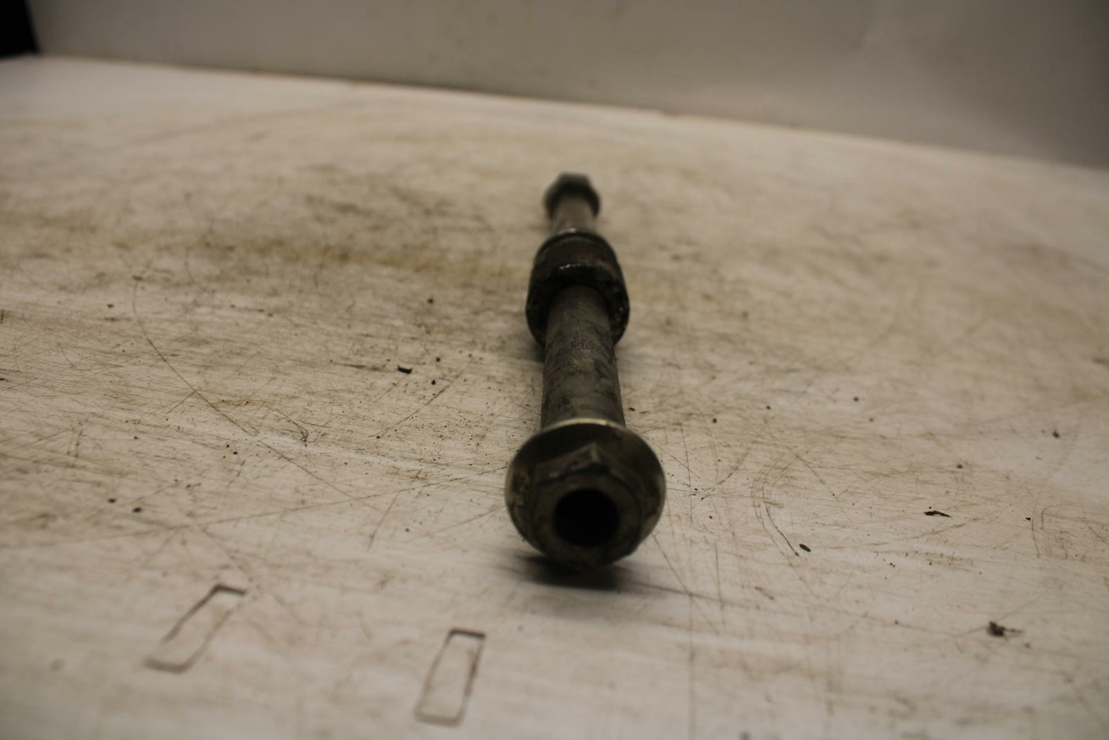 06-21 KAWASAKI VULCAN 900 REAR AXLE BACK WHEEL RIM PIVOT BOLT AXEL BB363