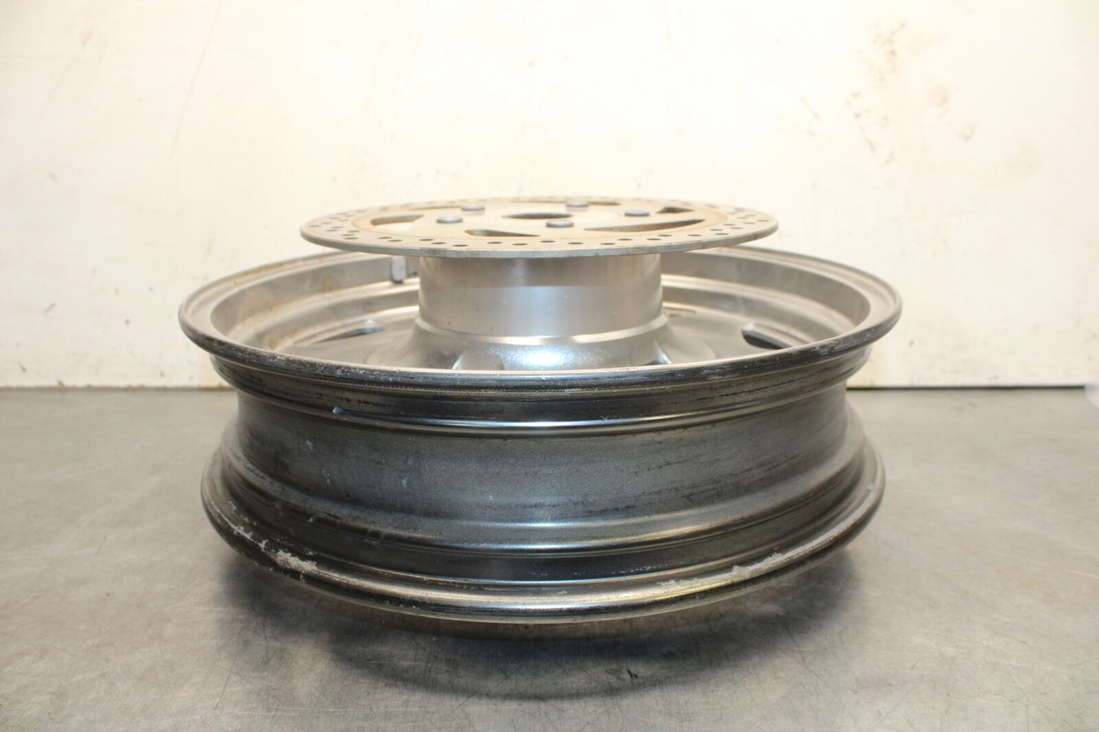 05-09 SUZUKI BOULEVARD C90 FRONT WHEEL FRONT RIM BB692