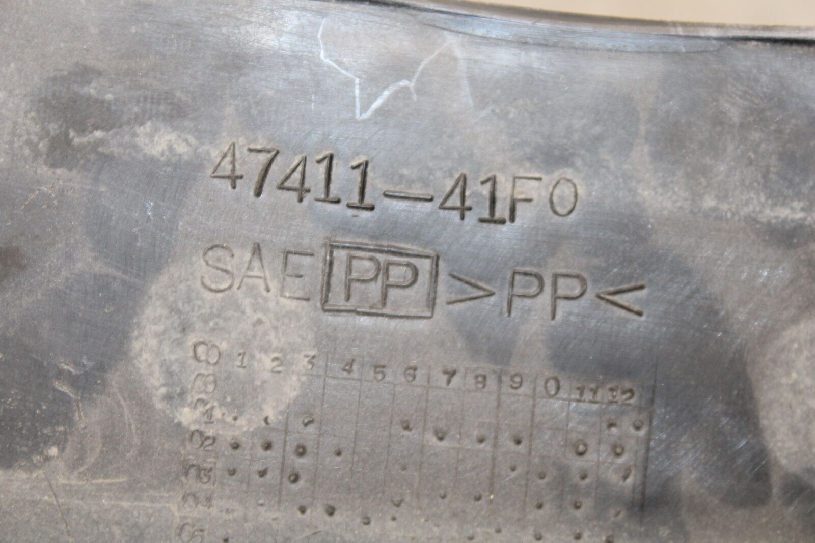 05-06 SUZUKI BOULEVARD M50 BATTERY TRAY BOX HOLDER BB671