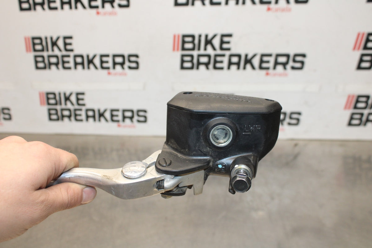 25 KAWASAKI Z900 FRONT BRAKE MASTER CYLINDER w/ LEVER BB928