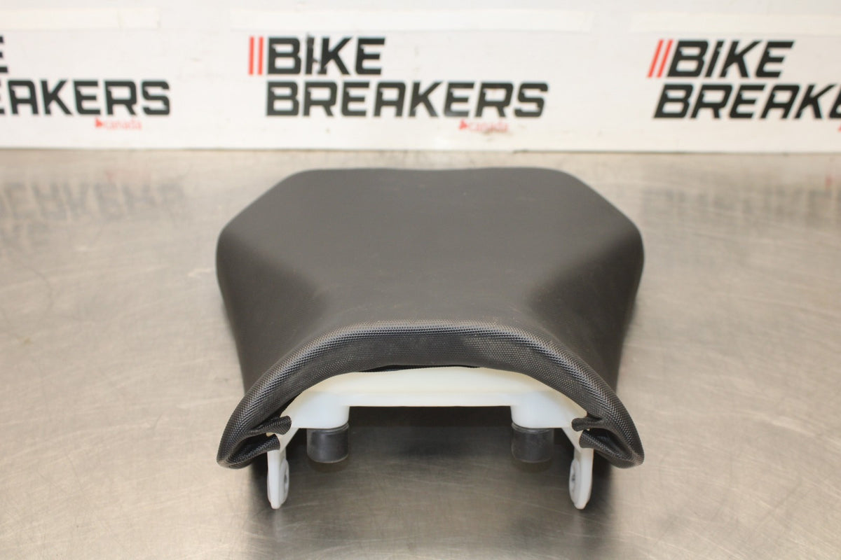 15-26 SUZUKI GSXR600 FRONT DRIVERS SEAT PAD SADDLE PILLION BB888