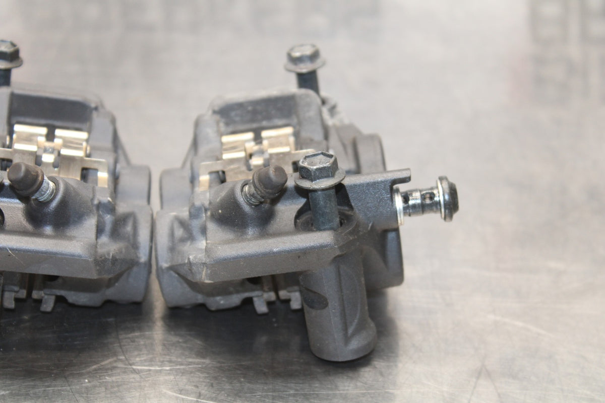 22-25 YAMAHA YZF R7 RIGHT LEFT FRONT BRAKE CALIPER SET PAIR CALIPERS BB176