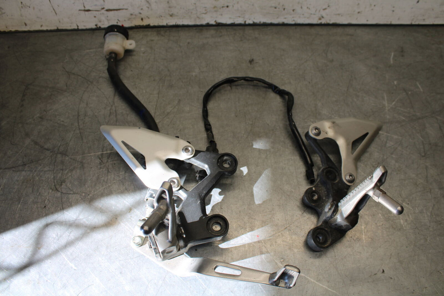 19-22 KAWASAKI Z400 RIGHT LEFT REARSETS REAR SET DRIVER FOOT PEGS  BB708