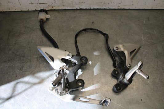 19-22 KAWASAKI Z400 RIGHT LEFT REARSETS REAR SET DRIVER FOOT PEGS  BB708